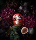 Roter Daruma zwischen dunklen Blumen, Beeren und Feigen; Symbol für Mut und Neustart, handbemalt, 9 cm