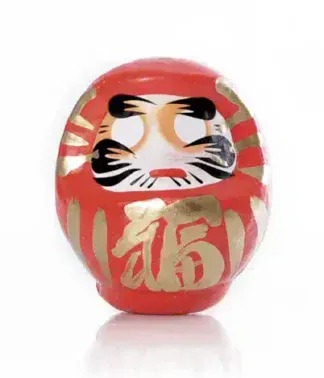 Roter Daruma, 9 cm, freigestellt auf hellem Hintergrund