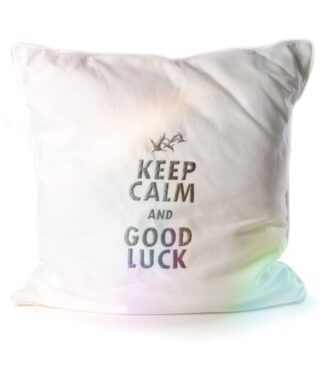 Weißes Kissen 48 x 48 cm mit aufgesticktem Schriftzug „Keep Calm and Good Luck“ auf hellem Hintergrund