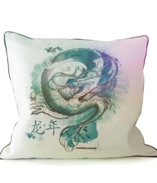 Weißes Kissen 40x40 cm mit Drachenmotiv und petrol-schwarzem Druck auf hellem Hintergrund