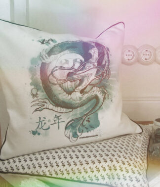 Kissen „Dragon“ mit Drachenmotiv, arrangiert mit zweitem Kissen mit Kranich-Rapport auf der Rückseite