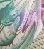 Makroaufnahme des Drachenprints auf dem Kissen „Dragon“ mit sichtbarer Stoffstruktur