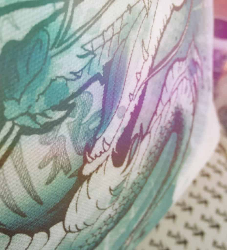 Makroaufnahme des Drachenprints auf dem Kissen „Dragon“ mit sichtbarer Stoffstruktur
