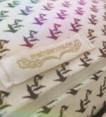 Nahaufnahme der Kissenrückseite mit Reißverschluss, Kranich-Rapportmuster und meindaruma-Label