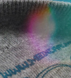 Macro-Aufnahme von Label von Shirt mit Tiger-Aufdruck, Farbe: grey