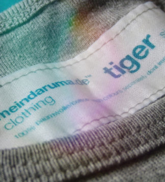 Macro-Aufnahme von Label von Shirt mit Tiger-Aufdruck, Farbe: grey
