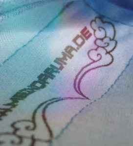 Macro-Aufnahme von Label von Shirt mit Tiger-Aufdruck, Farbe: lightblue