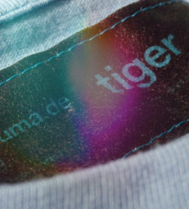 Macro-Aufnahme von Label von Shirt mit Tiger-Aufdruck, Farbe: lightblue