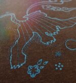 Makroaufnahme des Tiger-Motivs auf braunem T-Shirt