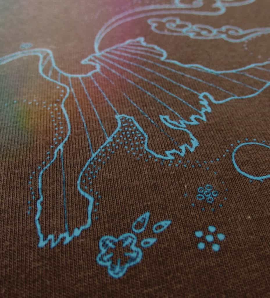 Makroaufnahme des Tiger-Motivs auf braunem T-Shirt