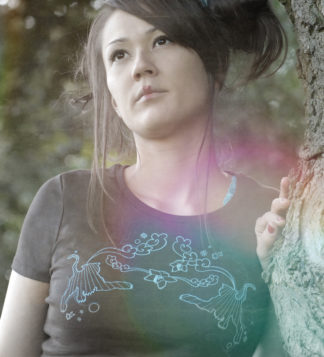 Model trägt Shirt mit Tiger-Aufdruck, Farbe: Brown