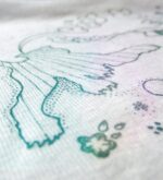 Makroaufnahme des Tiger-Motivs auf weißem T-Shirt