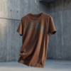 Braunes Damen-T-Shirt mit türkisem Tiger-Print auf der Brust, hängend vor Betonwand