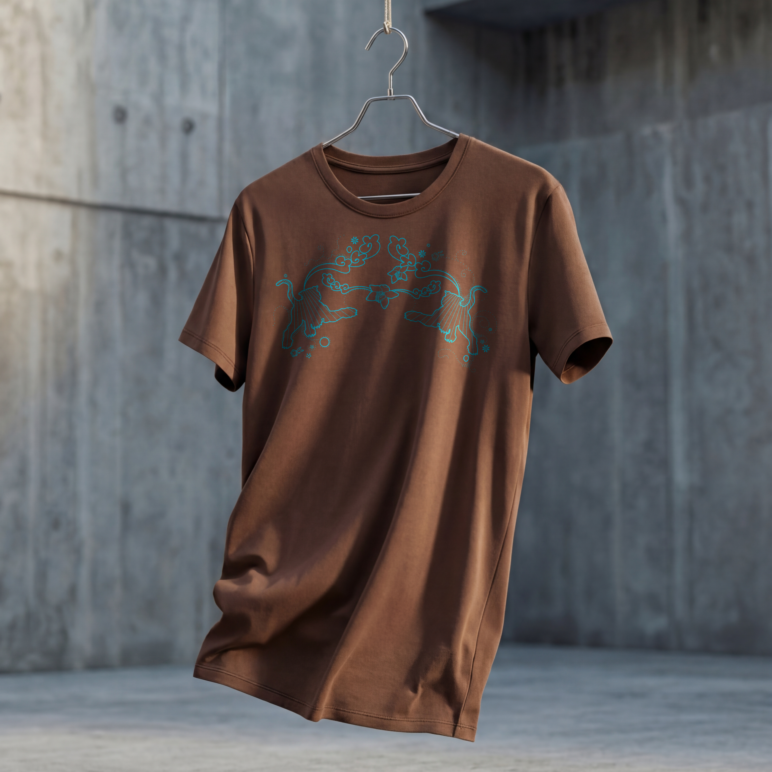 Braunes Damen-T-Shirt mit türkisem Tiger-Print auf der Brust, hängend vor Betonwand