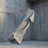 Graumeliertes Damen-T-Shirt mit Tiger-Print auf der Brust, hängend vor Betonwand