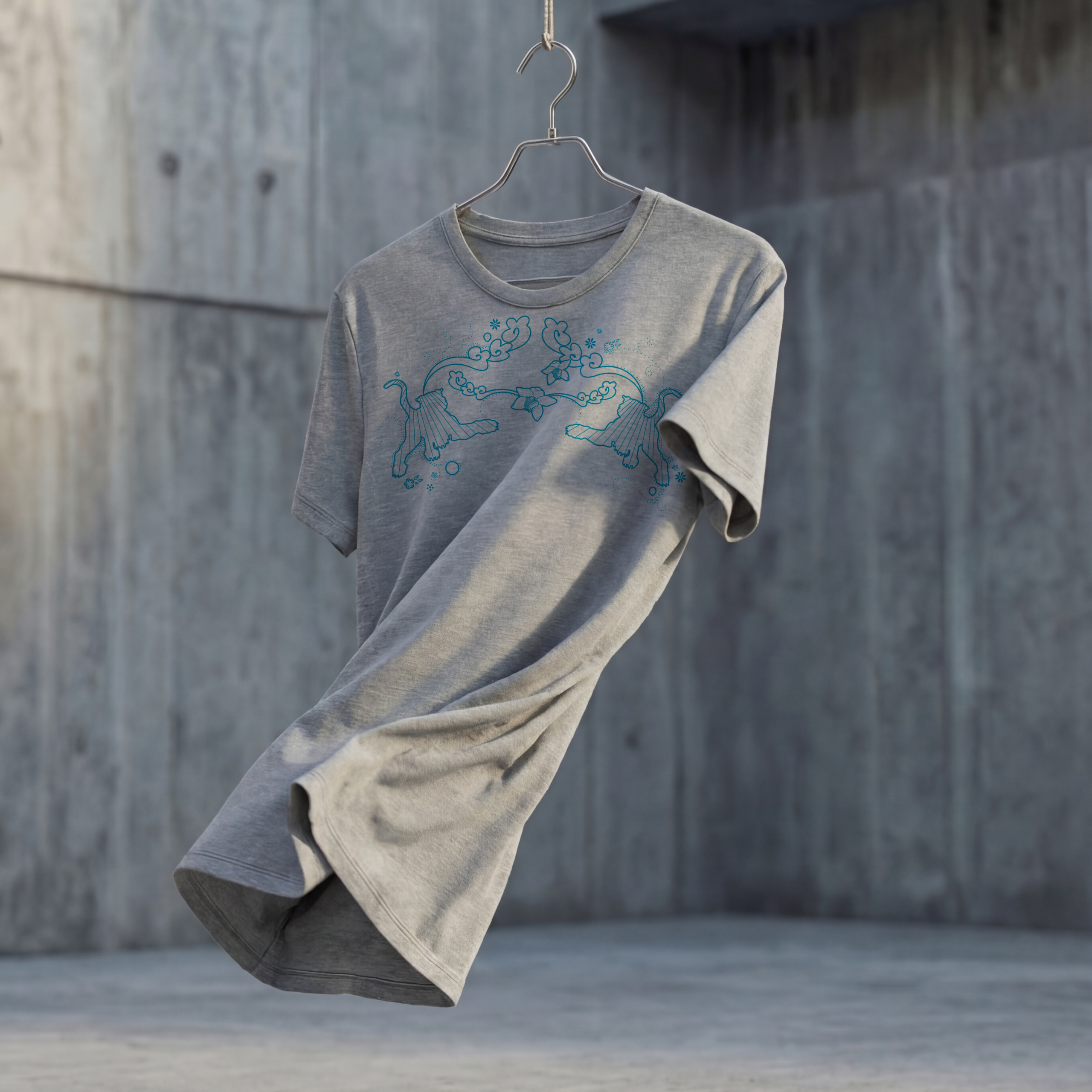 Graumeliertes Damen-T-Shirt mit Tiger-Print auf der Brust, hängend vor Betonwand