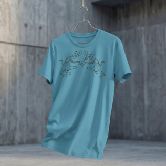 Hellblaues Damen-T-Shirt mit Tiger-Print auf der Brust, hängend vor Betonwand