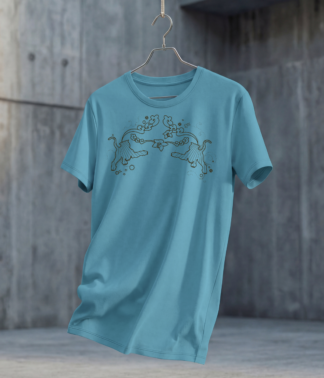 Hellblaues Damen-T-Shirt mit Tiger-Print auf der Brust, hängend vor Betonwand