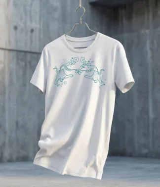 Weißes Damen-T-Shirt mit türkisem Tiger-Print auf der Brust, hängend vor Betonwand