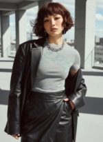 Model trägt graues Damen-T-Shirt mit Motiv in urbanem Leder-Look