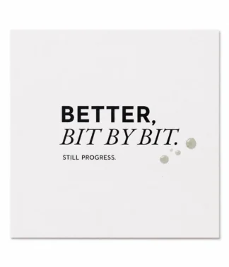 Freigestellte Gute Besserung Karte „BETTER, BIT BY BIT“ auf cremefarbenem Naturpapier mit dezenten Aquarellflecken