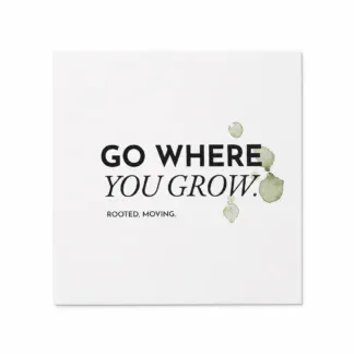 Freigestellte Karte zum Jobwechsel „GO WHERE YOU GROW“ auf cremefarbenem Naturpapier mit dezenten Aquarellflecken.