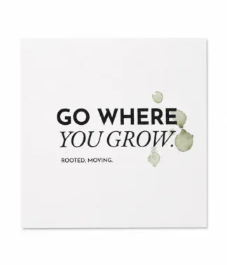Freigestellte Karte zum Jobwechsel „GO WHERE YOU GROW“ auf cremefarbenem Naturpapier mit dezenten Aquarellflecken.