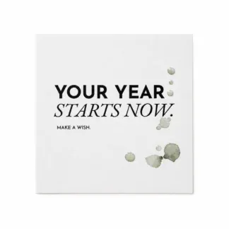 Freigestellte Grußkarte „YOUR YEAR STARTS NOW“ auf cremefarbenem Naturpapier mit dezenten Aquarellflecken
