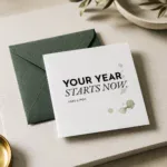 Grußkarte „YOUR YEAR STARTS NOW“ mit salbeifarbenem Umschlag auf hellem Untergrund