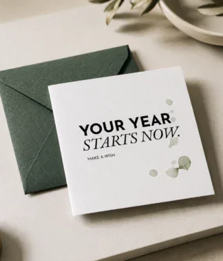 Grußkarte „YOUR YEAR STARTS NOW“ mit salbeifarbenem Umschlag auf hellem Untergrund