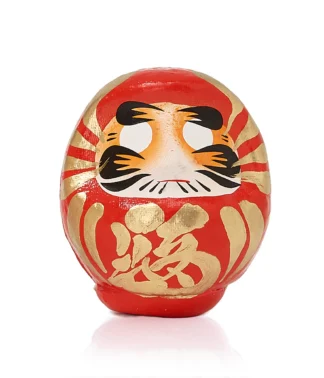 Roter Daruma, 9 cm, freigestellt auf hellem Hintergrund